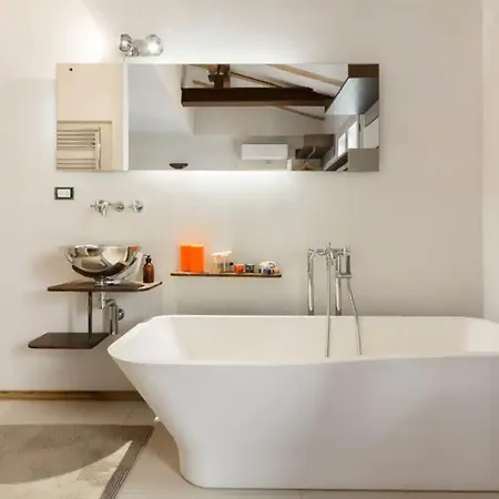 Bright And Peaceful In Historic Palazzo Apartamento